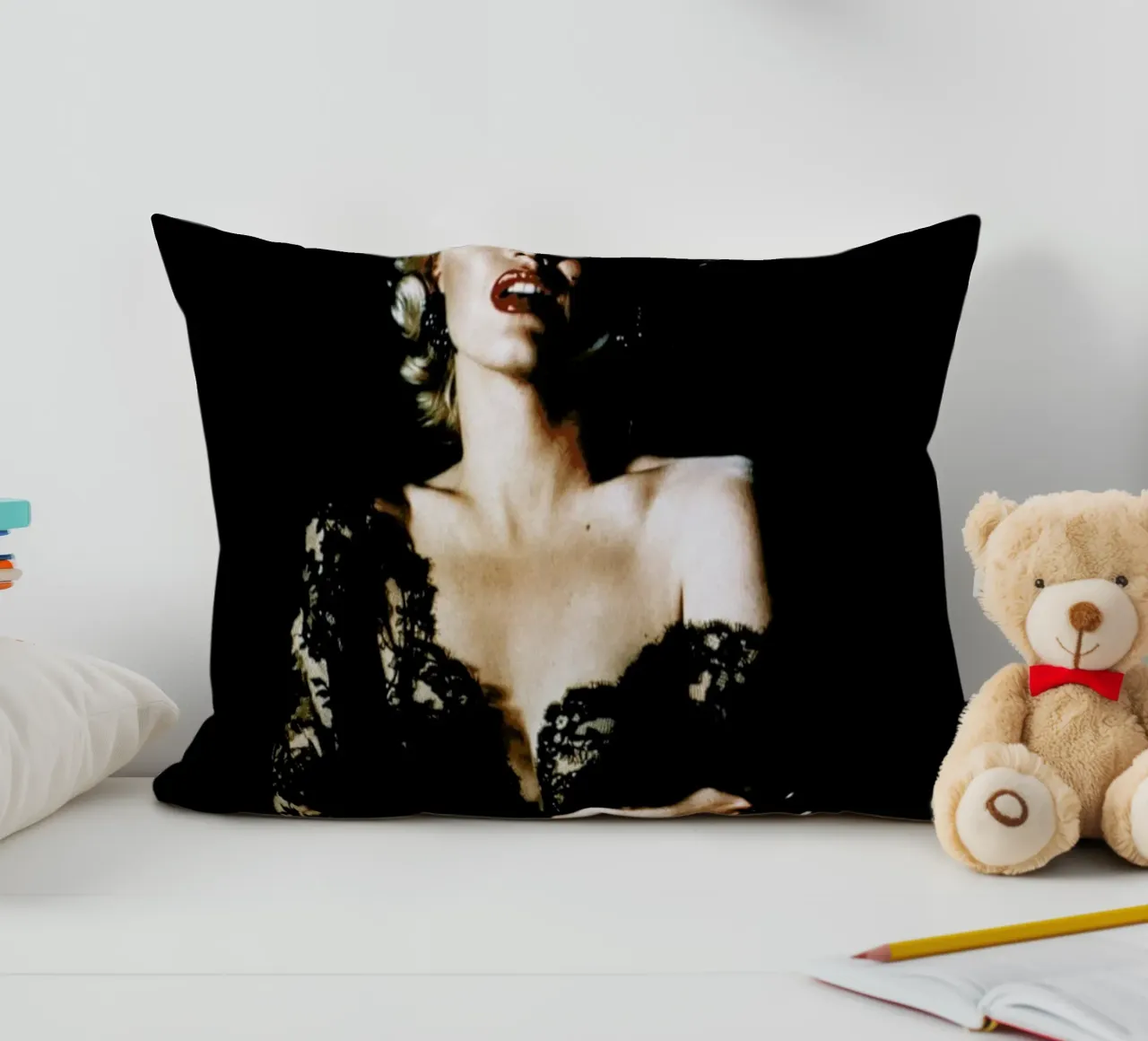 Marilyn Monroe wearing Black Lace cuscino da Gallery Print and Art Limited