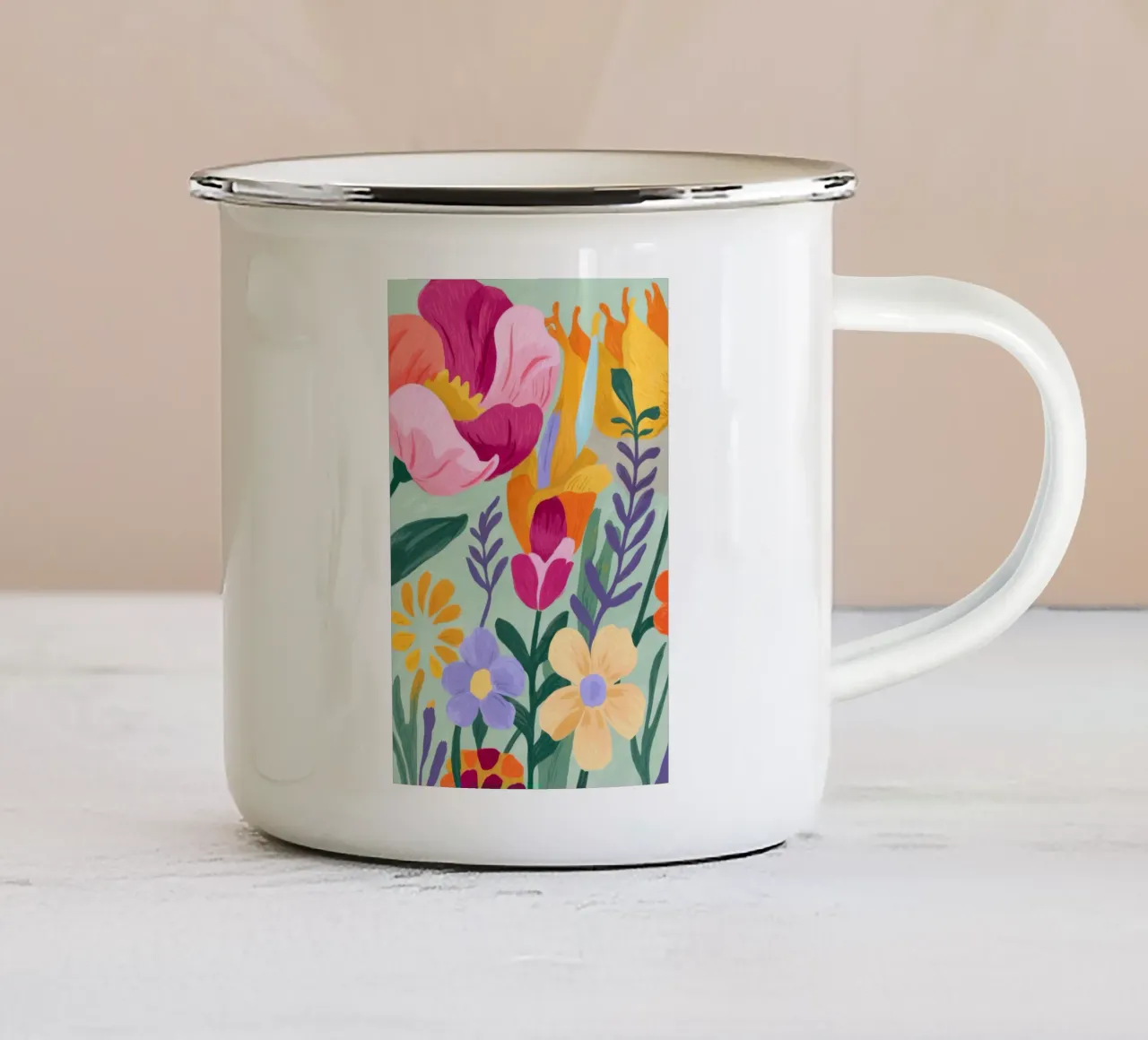 Primo piano floreale tazza in smalto da Seren Liodra