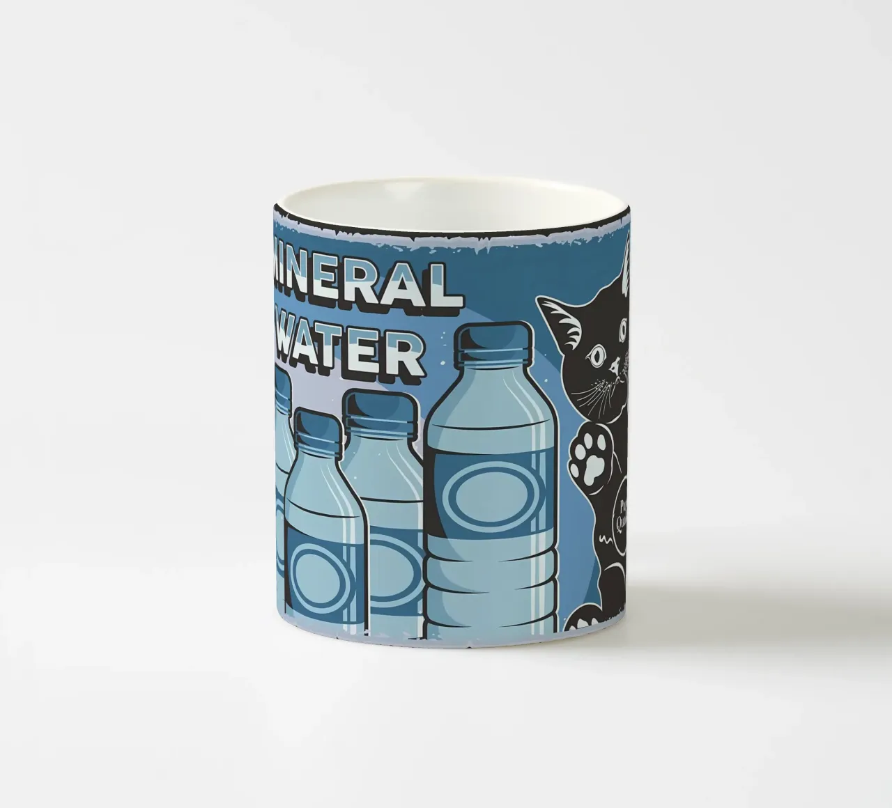 Gatto e acqua sana tazza in ceramica da Monique A Hooper