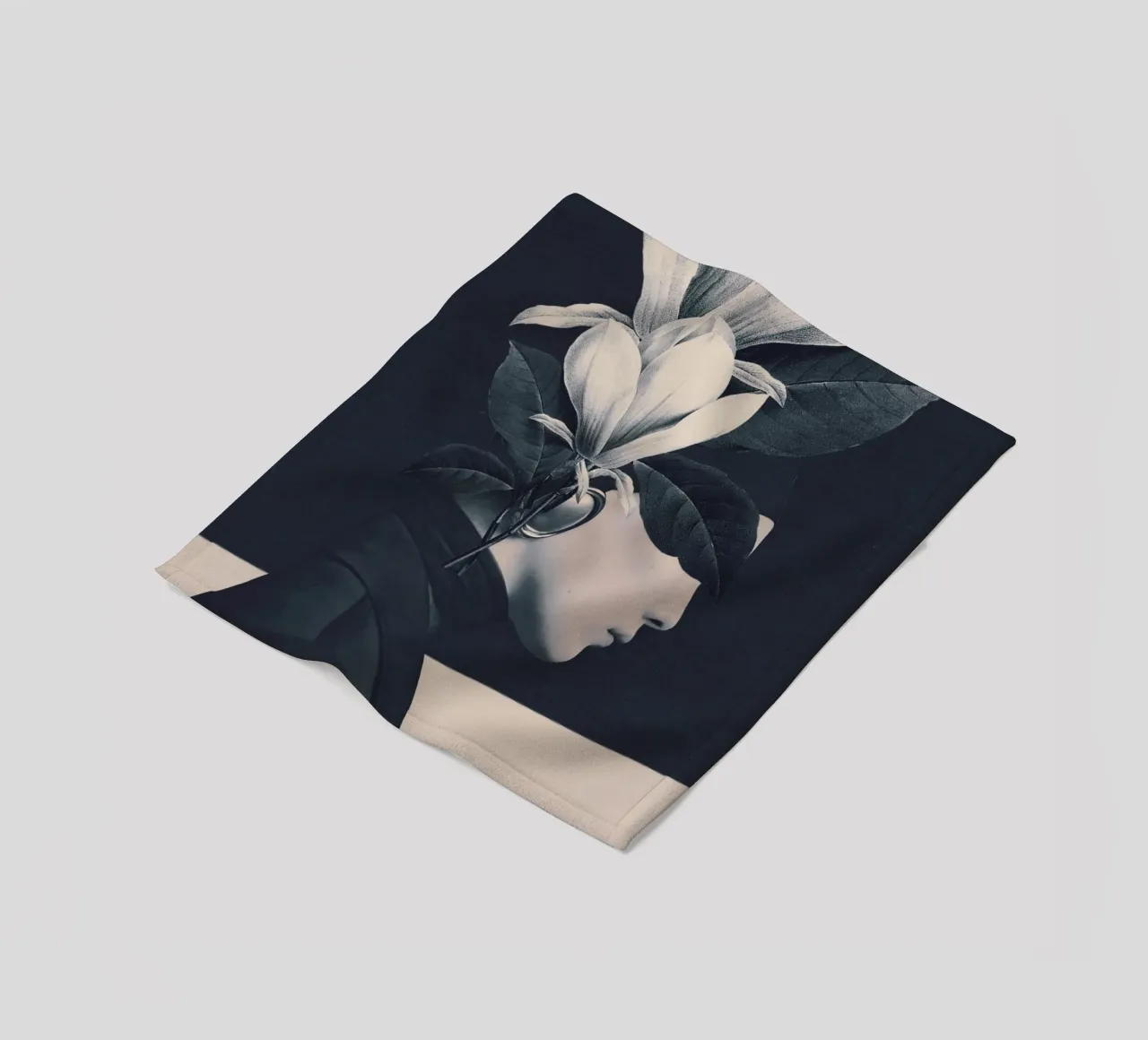 Ritratto floreale 2 - bianco e nero coperta in pile da dada22