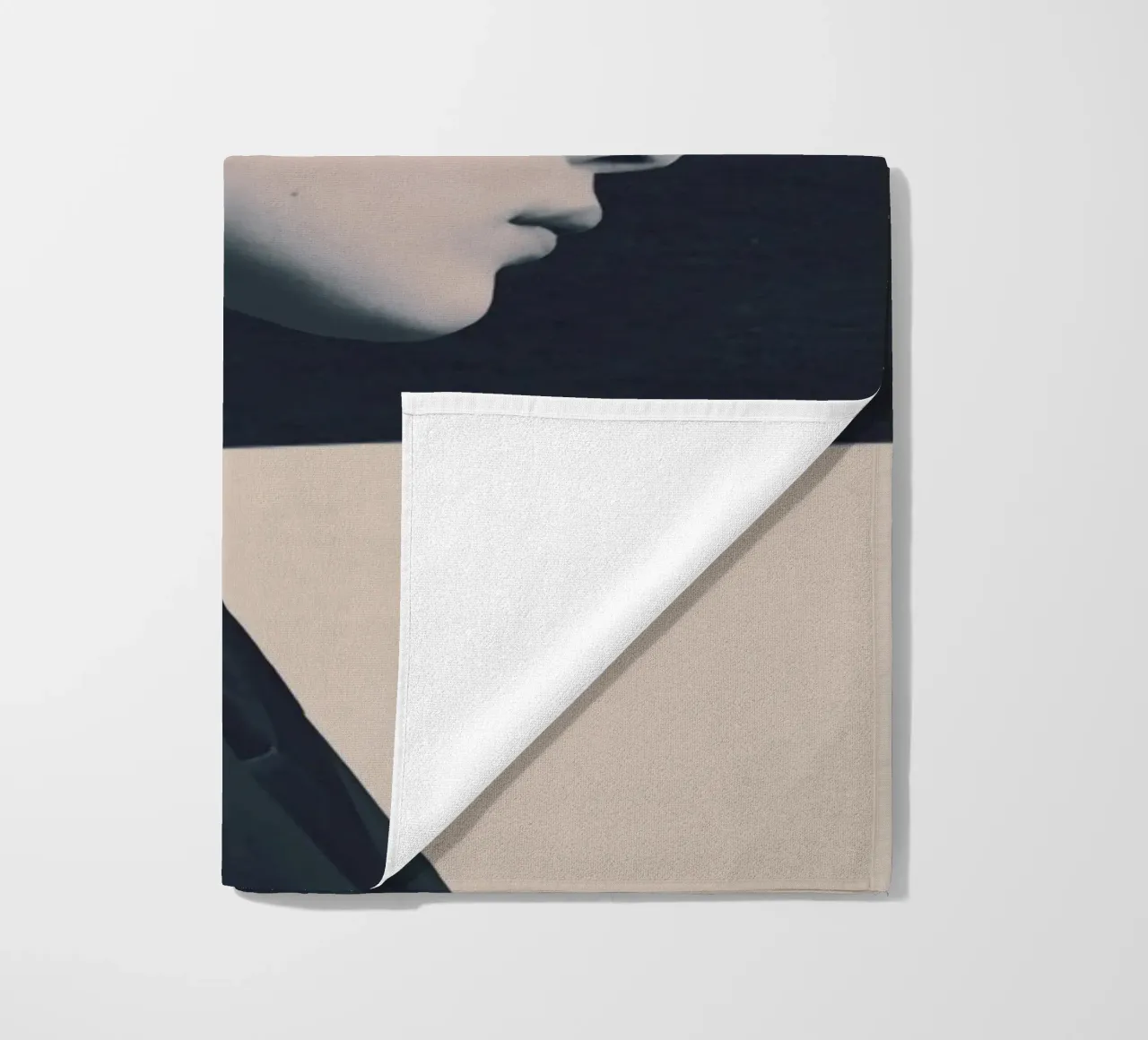 Ritratto floreale 2 - bianco e nero telo mare da dada22