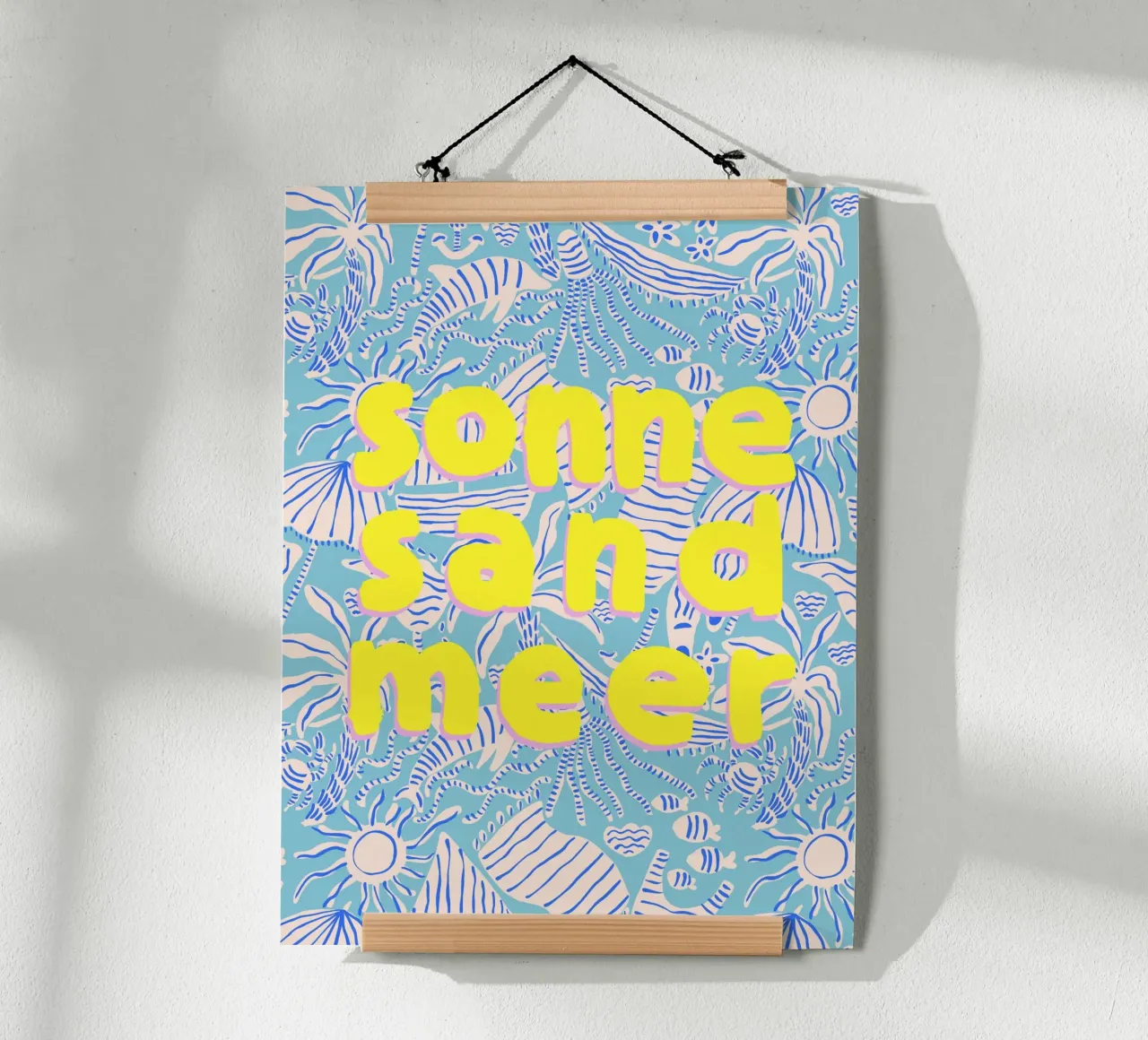 Sole Sabbia Mare poster con telaio in legno da All Colours