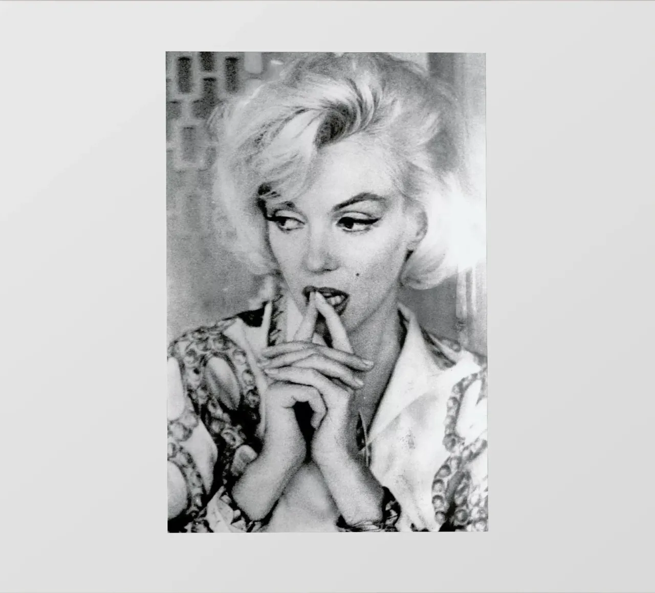 Marilyn Monroe wearing a blouse pellicola backlit da Gallery Print and Art Limited