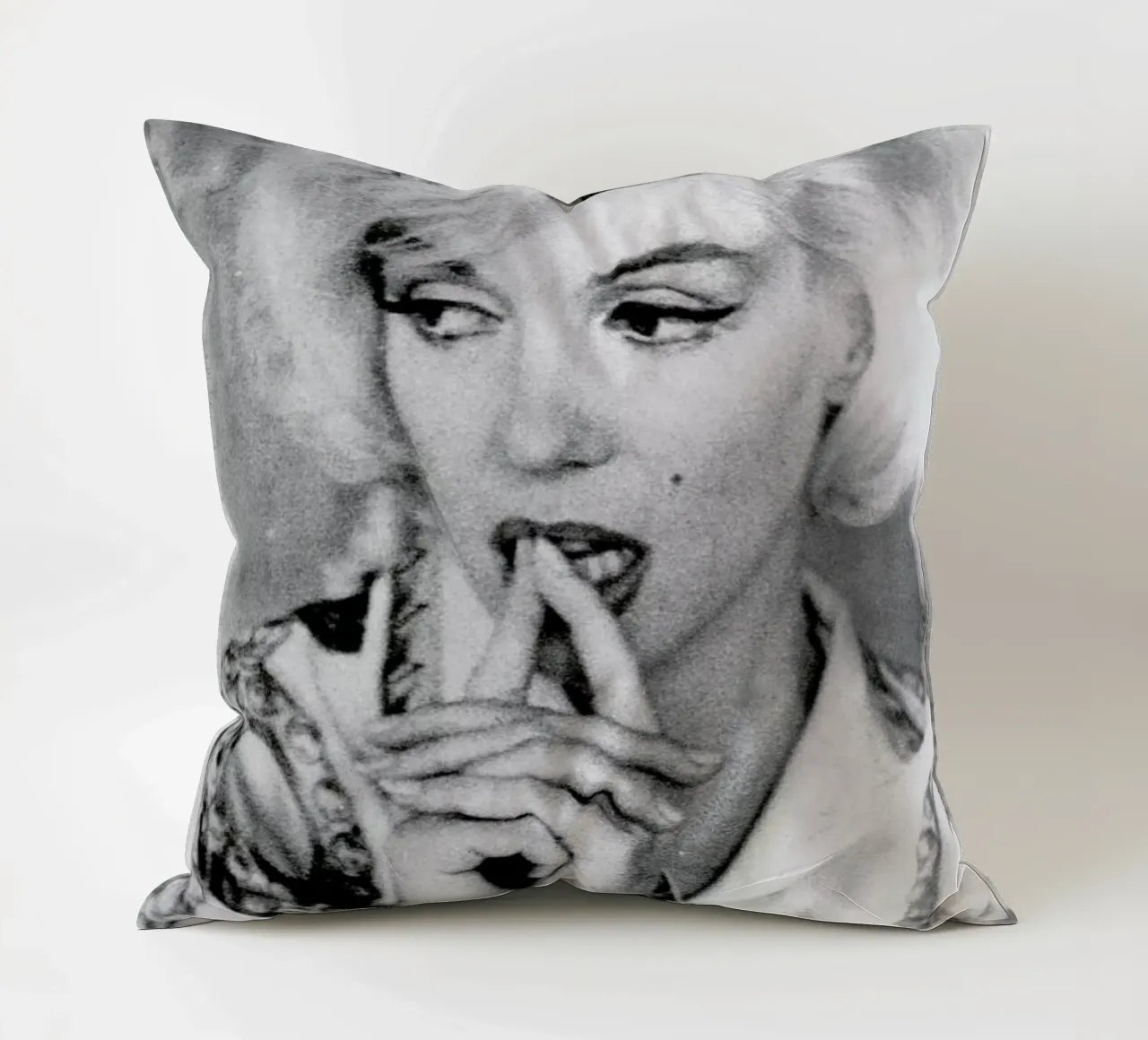 Marilyn Monroe wearing a blouse cuscino da Gallery Print and Art Limited