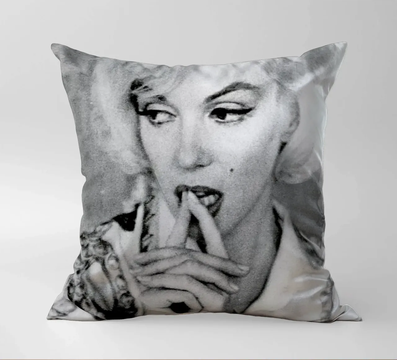 Marilyn Monroe wearing a blouse cuscino da Gallery Print and Art Limited