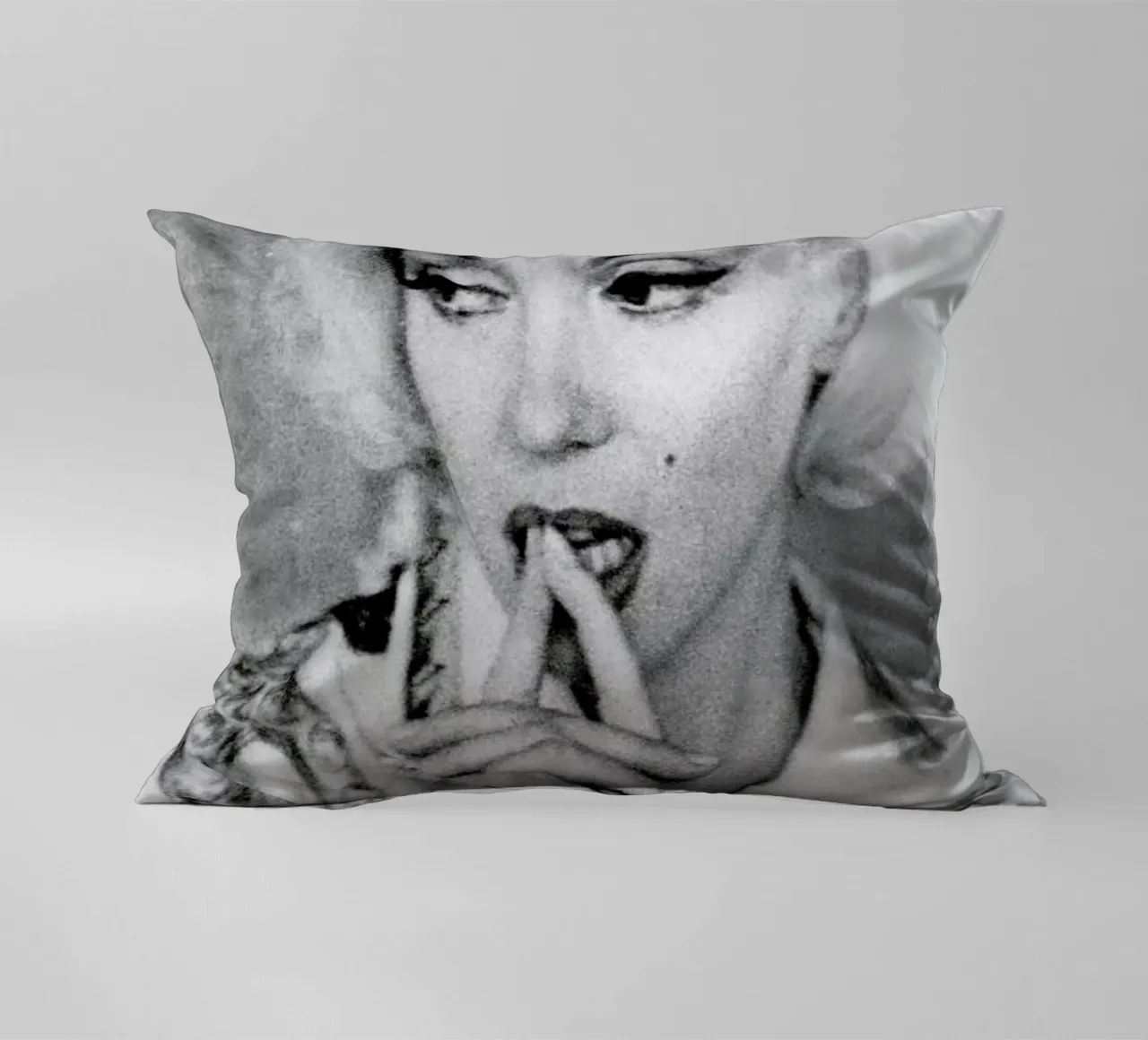 Marilyn Monroe wearing a blouse cuscino da Gallery Print and Art Limited