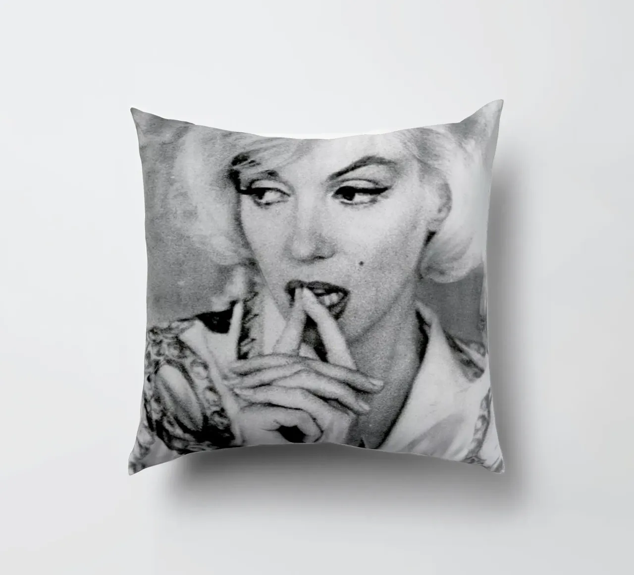Marilyn Monroe wearing a blouse cuscino da Gallery Print and Art Limited