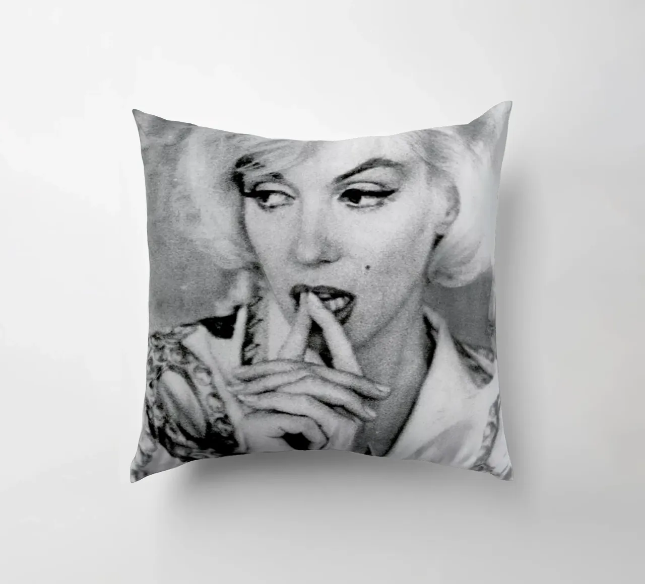 Marilyn Monroe wearing a blouse cuscino da Gallery Print and Art Limited