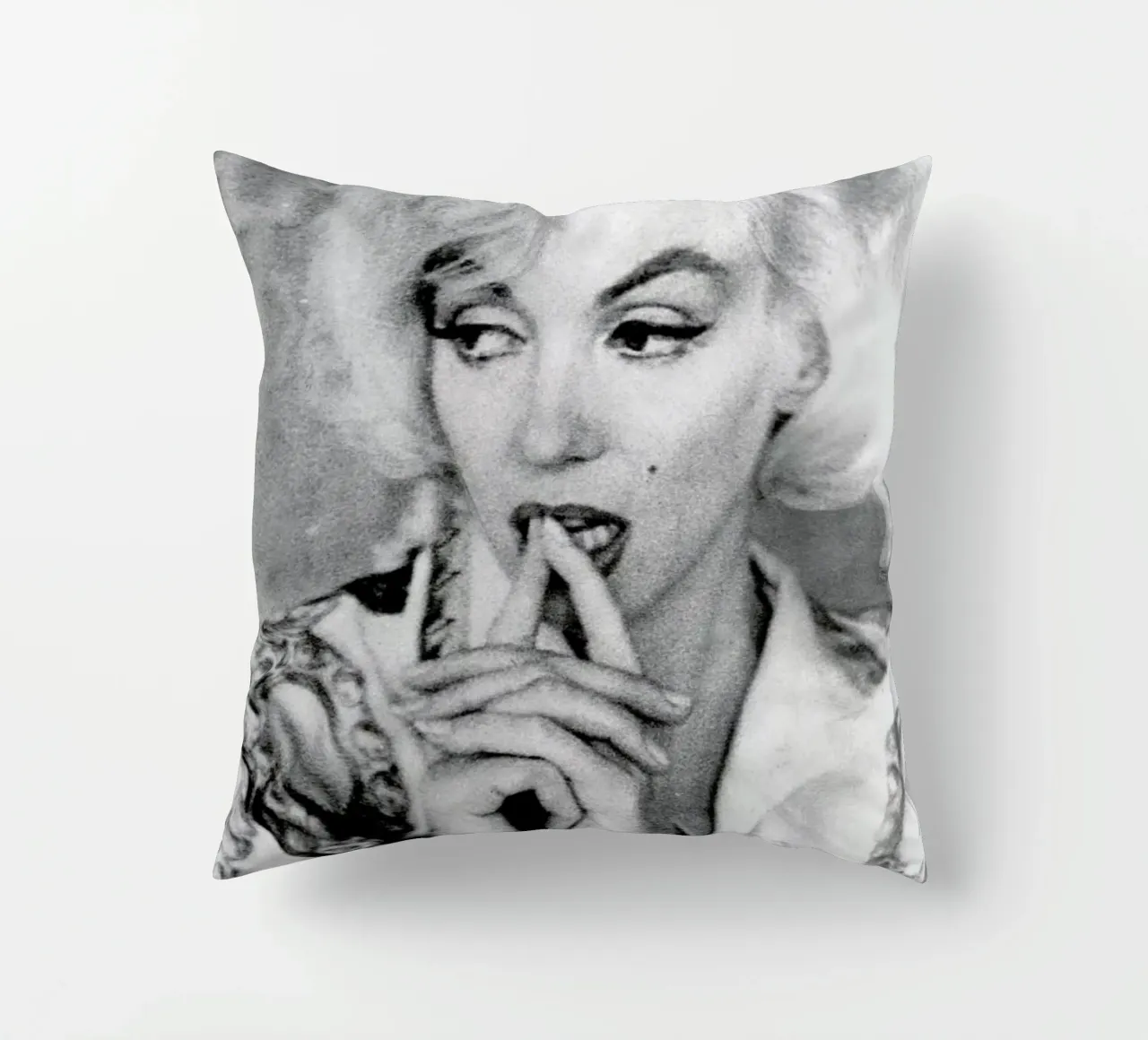 Marilyn Monroe wearing a blouse cuscino da Gallery Print and Art Limited