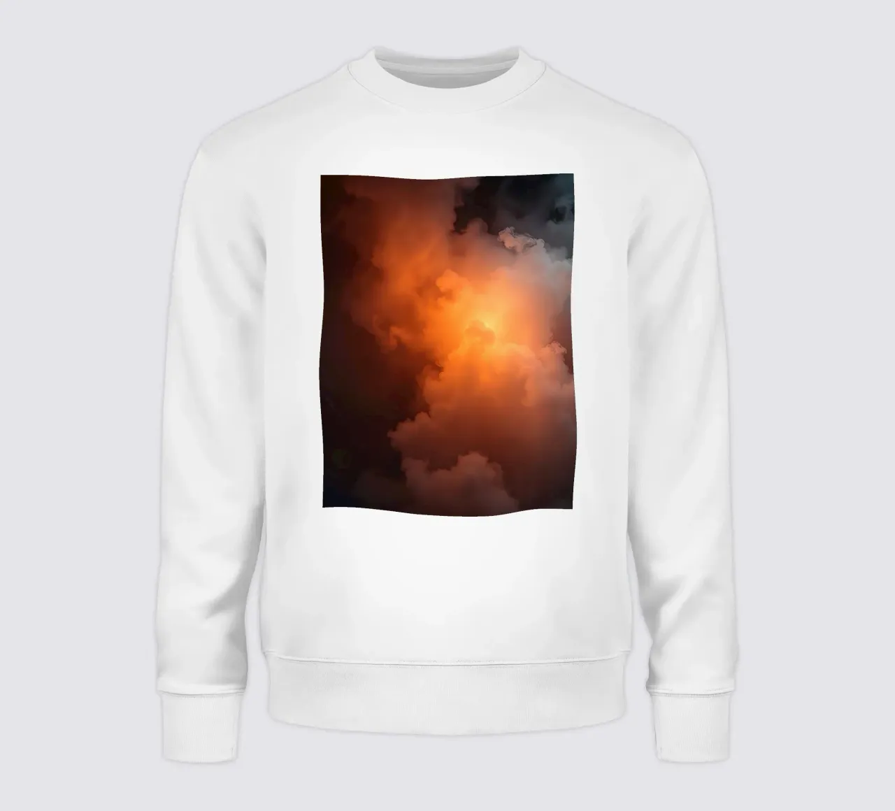wolken met warme oranje gloed creëren een fascinerende achtergrond sweatshirt van DesignDoodle