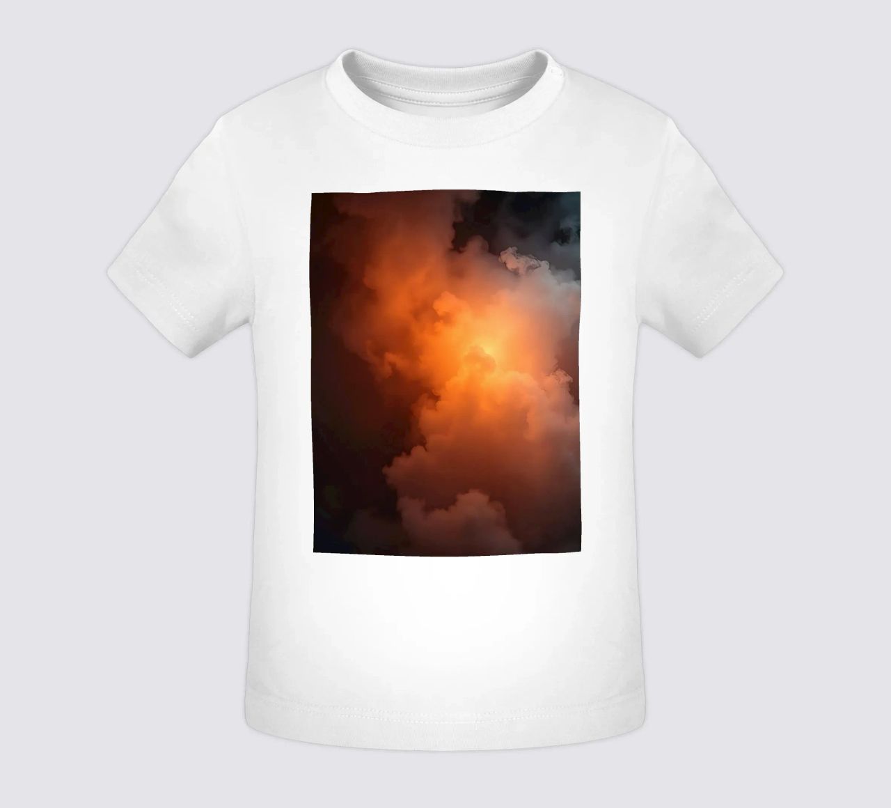 le nuvole con un caldo bagliore arancione creano uno sfondo accattivante maglietta neonato da DesignDoodle