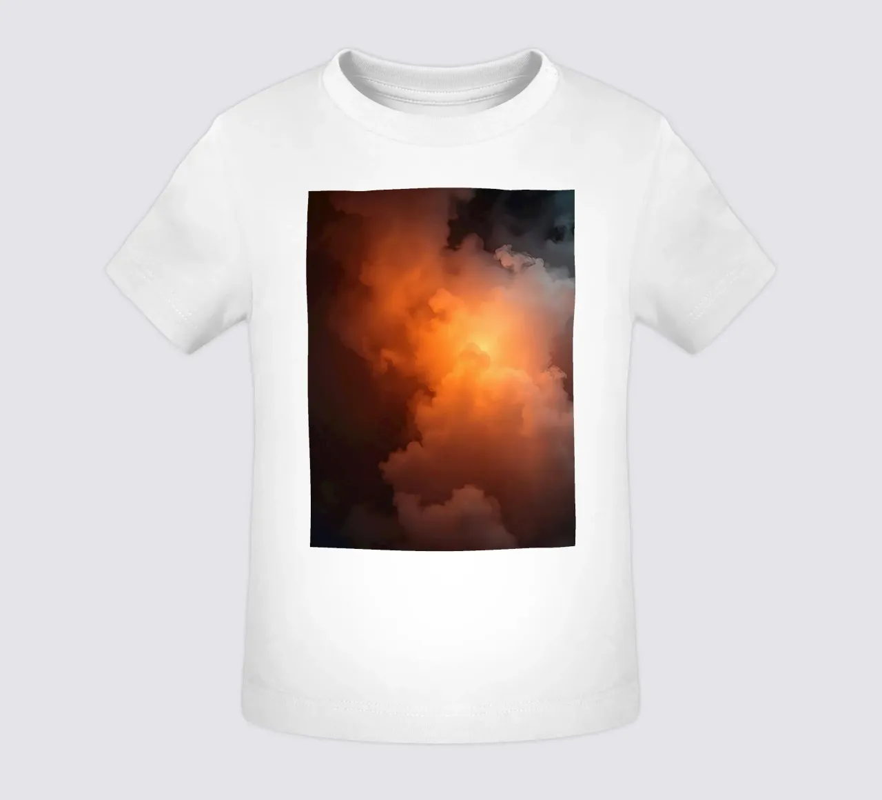 Wolken mit warmem, orangefarbenem Licht bilden einen bezaubernden Hintergrund Baby T-Shirt von DesignDoodle