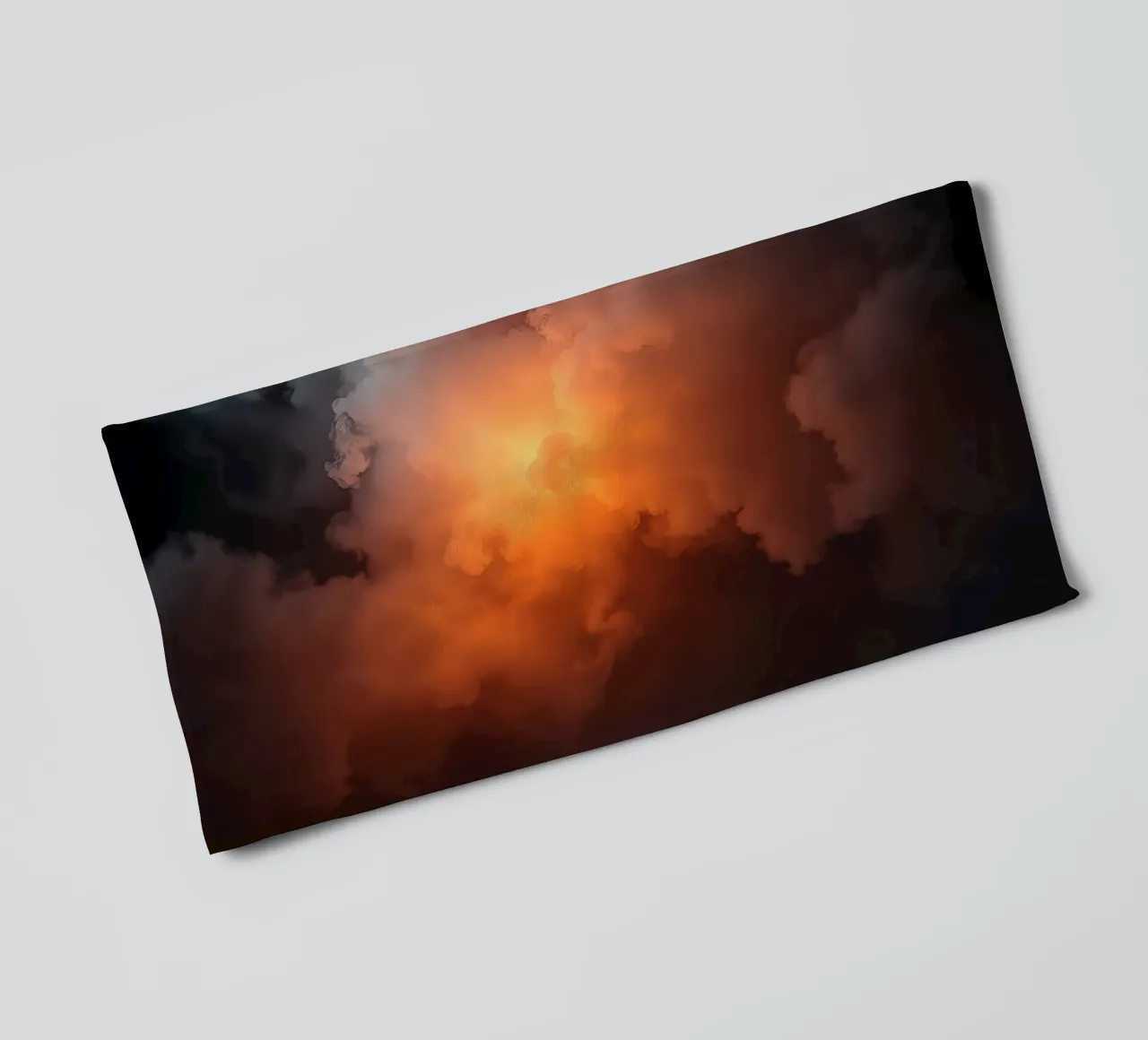 le nuvole con un caldo bagliore arancione creano uno sfondo accattivante asciugamano da bagno da DesignDoodle