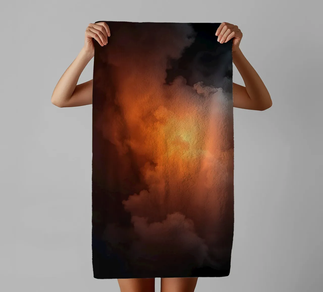 wolken met warme oranje gloed creëren een fascinerende achtergrond badhanddoek van DesignDoodle