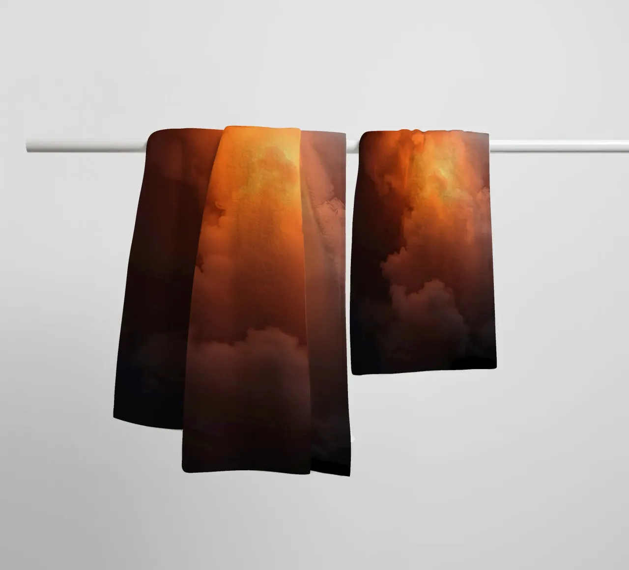 Wolken mit warmem, orangefarbenem Licht bilden einen bezaubernden Hintergrund Handtuch von DesignDoodle