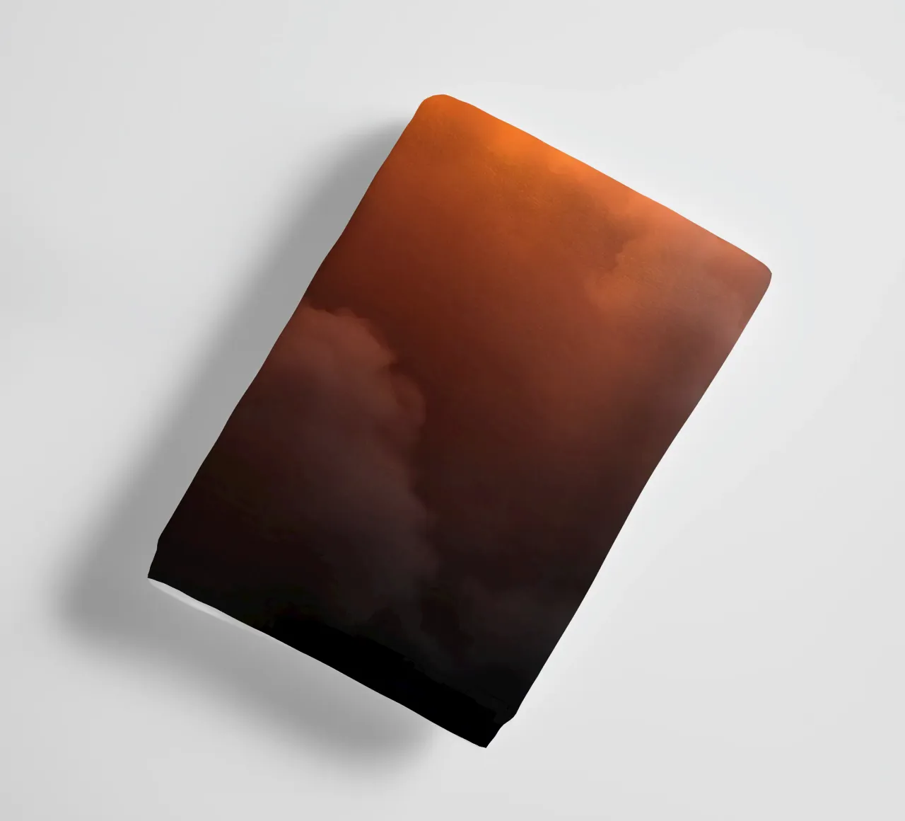 le nuvole con un caldo bagliore arancione creano uno sfondo accattivante asciugamano da bagno da DesignDoodle