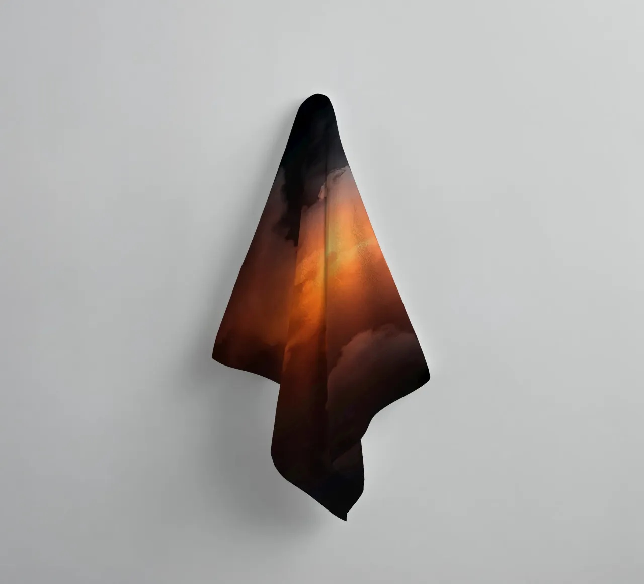 Wolken mit warmem, orangefarbenem Licht bilden einen bezaubernden Hintergrund Handtuch von DesignDoodle