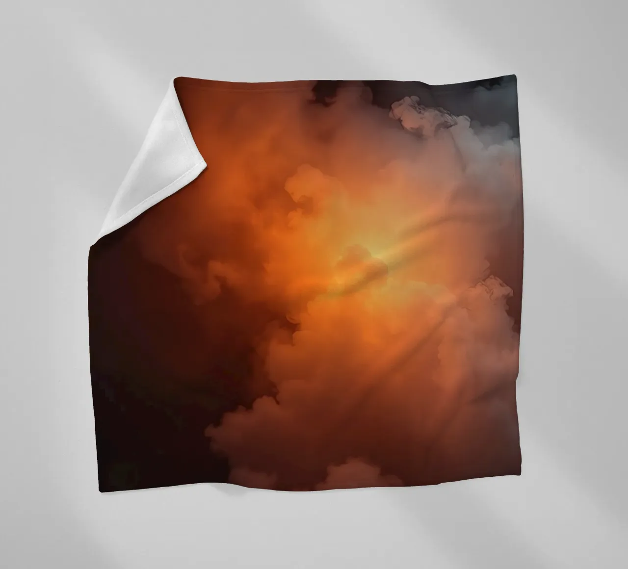 le nuvole con un caldo bagliore arancione creano uno sfondo accattivante coperta in pile da DesignDoodle