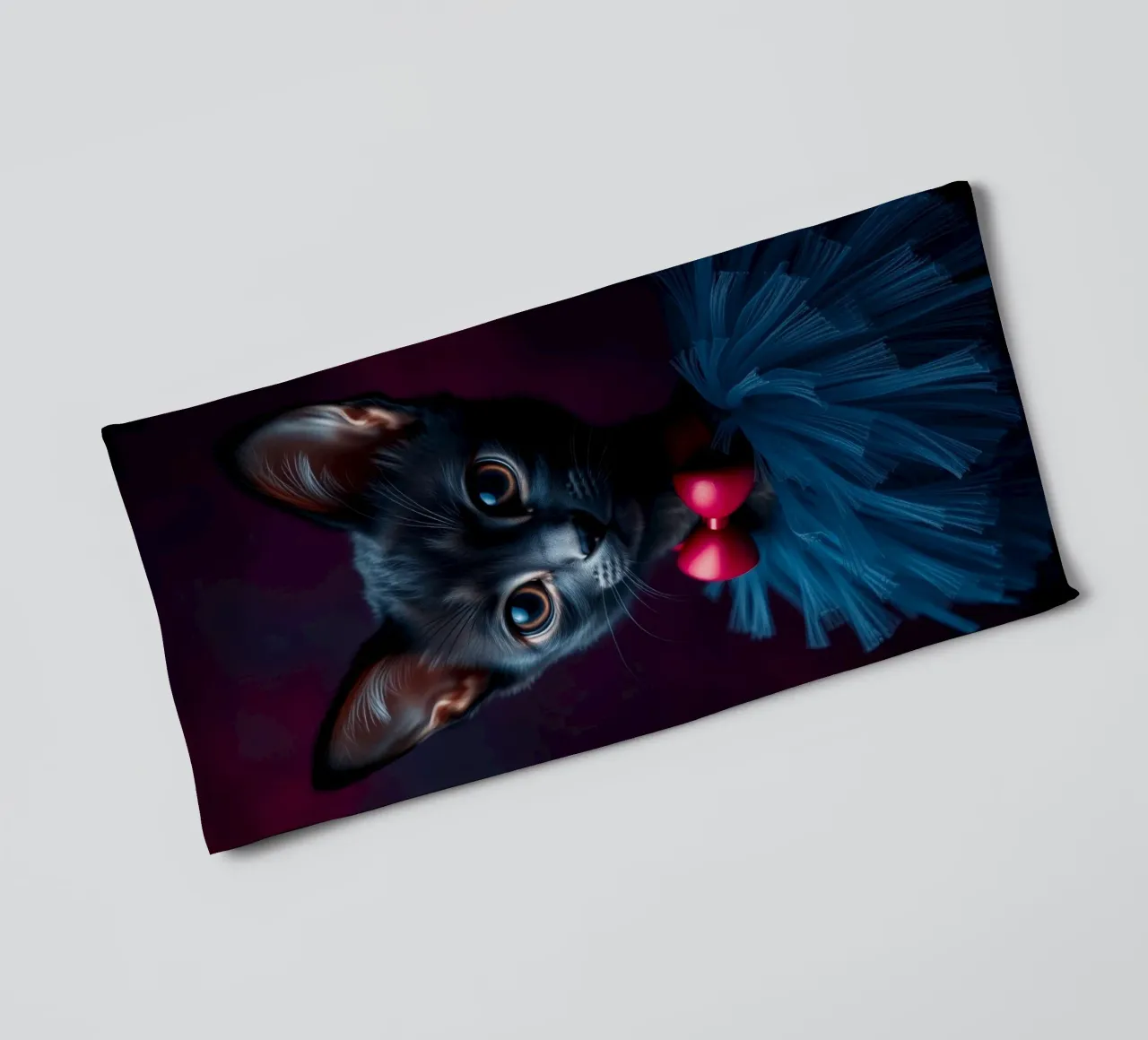 Simpatico gatto nero in tutù blu con papillon rosso asciugamano da bagno da DesignDoodle