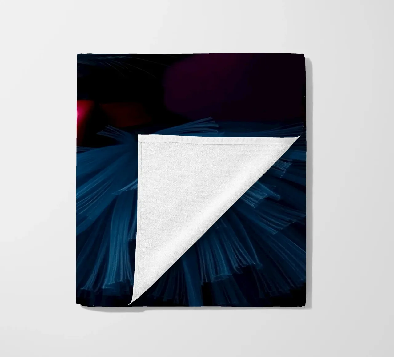 Simpatico gatto nero in tutù blu con papillon rosso telo mare da DesignDoodle