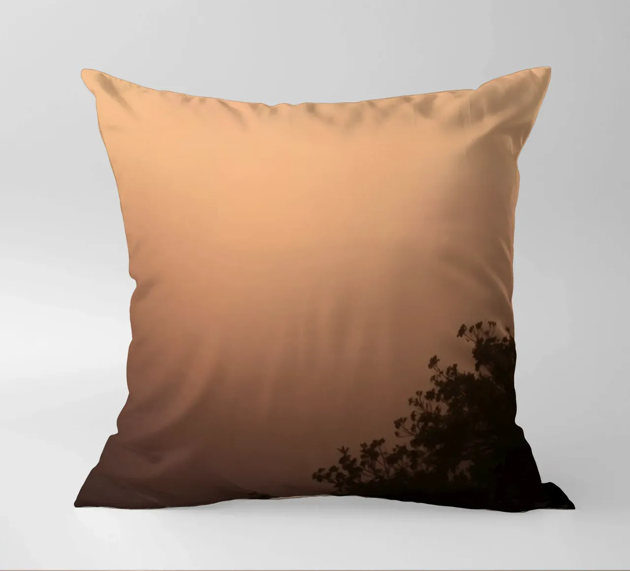 La tranquillità e la bellezza della natura cuscino da DesignDoodle