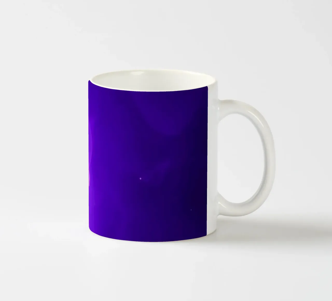 lila abstrakten Hintergrund mit fließenden Linien Keramik Tasse von DesignDoodle