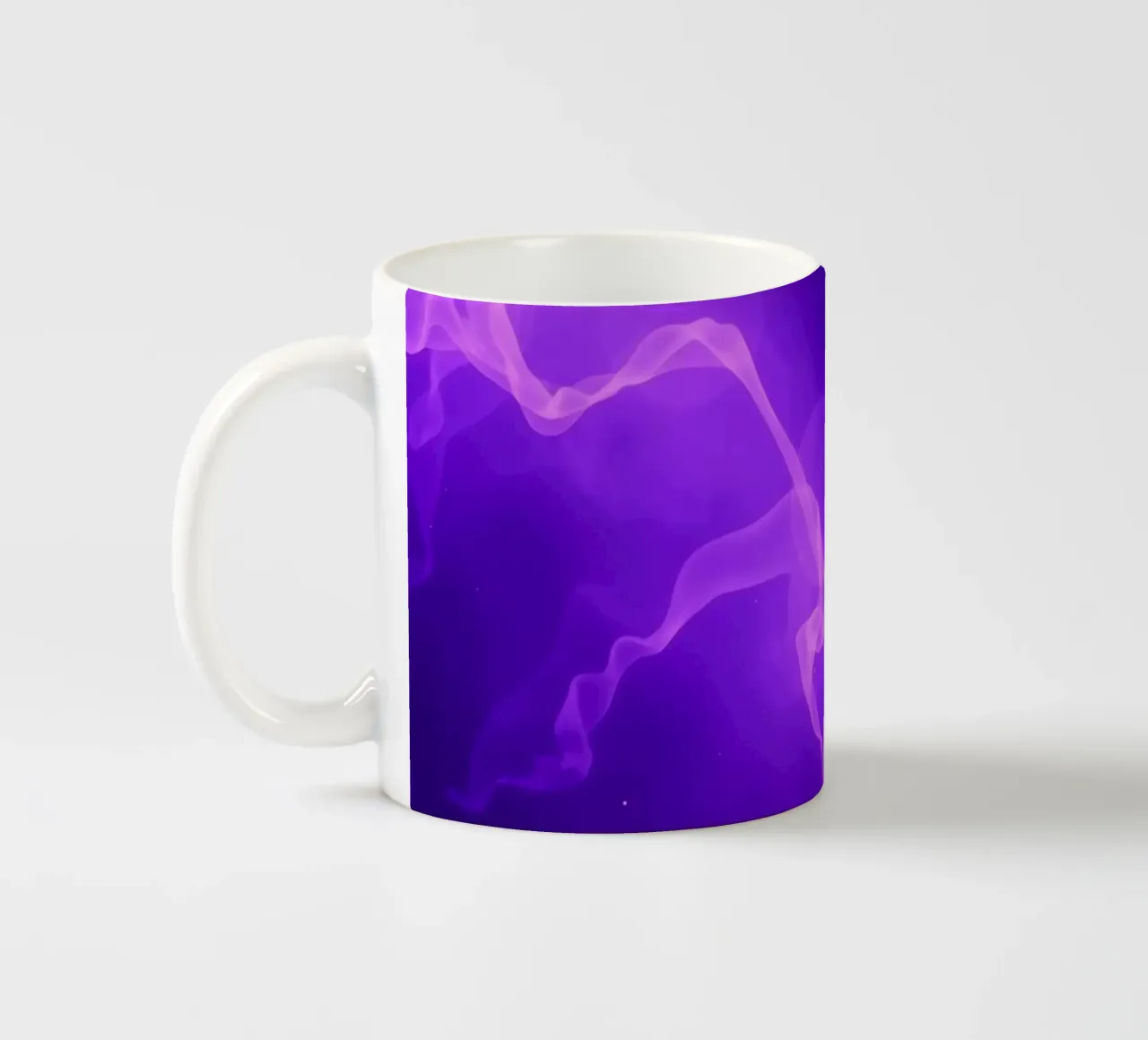 fondo abstracto púrpura con líneas fluidas taza de cerámica de DesignDoodle