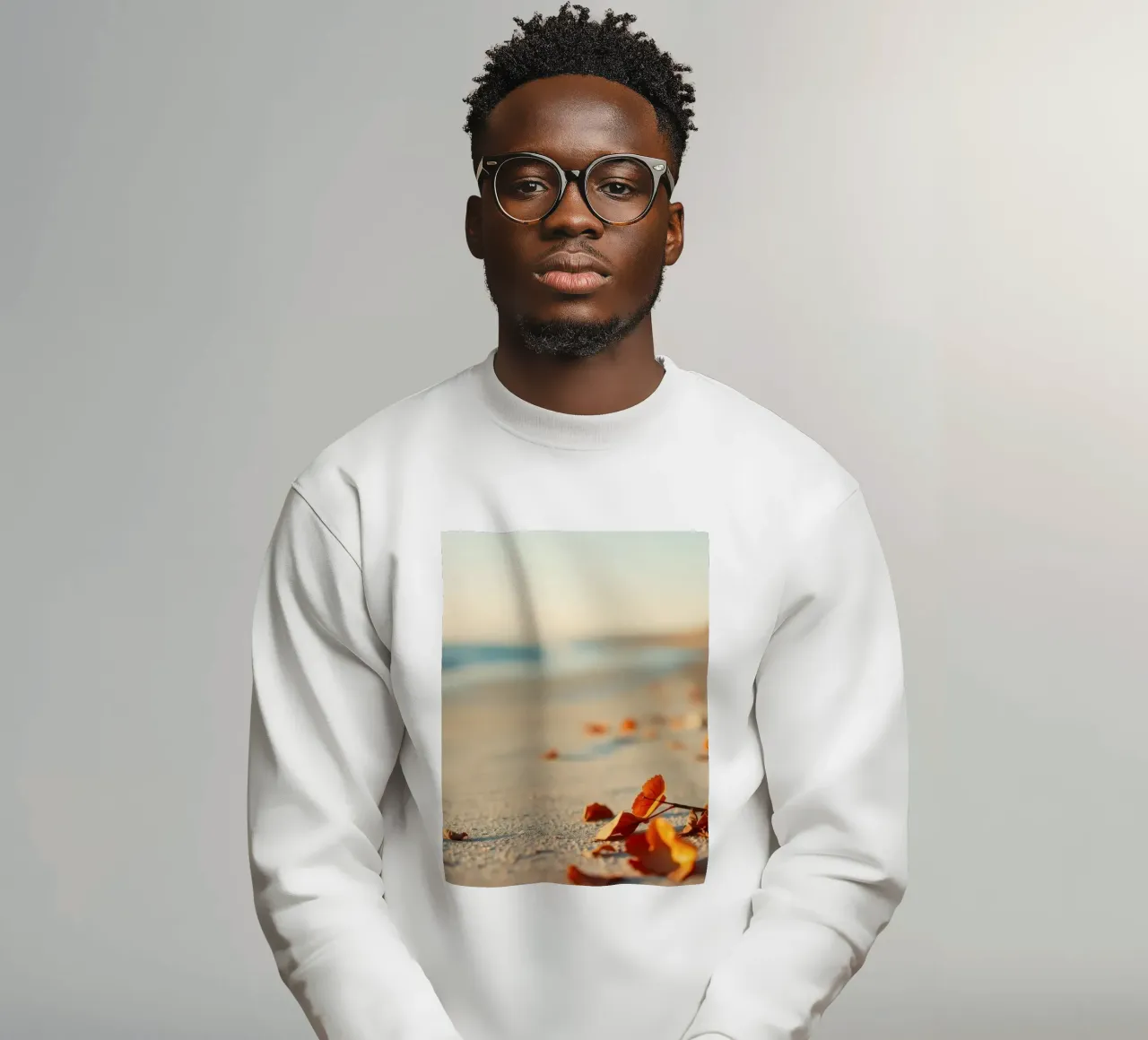 Foglie d'autunno sparse sulla spiaggia sabbiosa al tramonto felpa da DesignDoodle