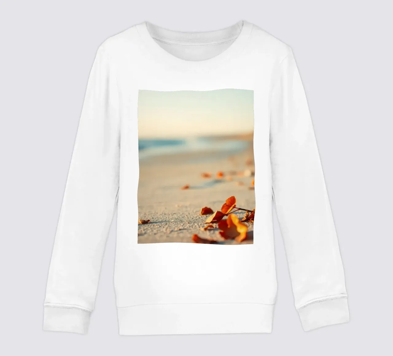 Foglie d'autunno sparse sulla spiaggia sabbiosa al tramonto felpa bambino da DesignDoodle