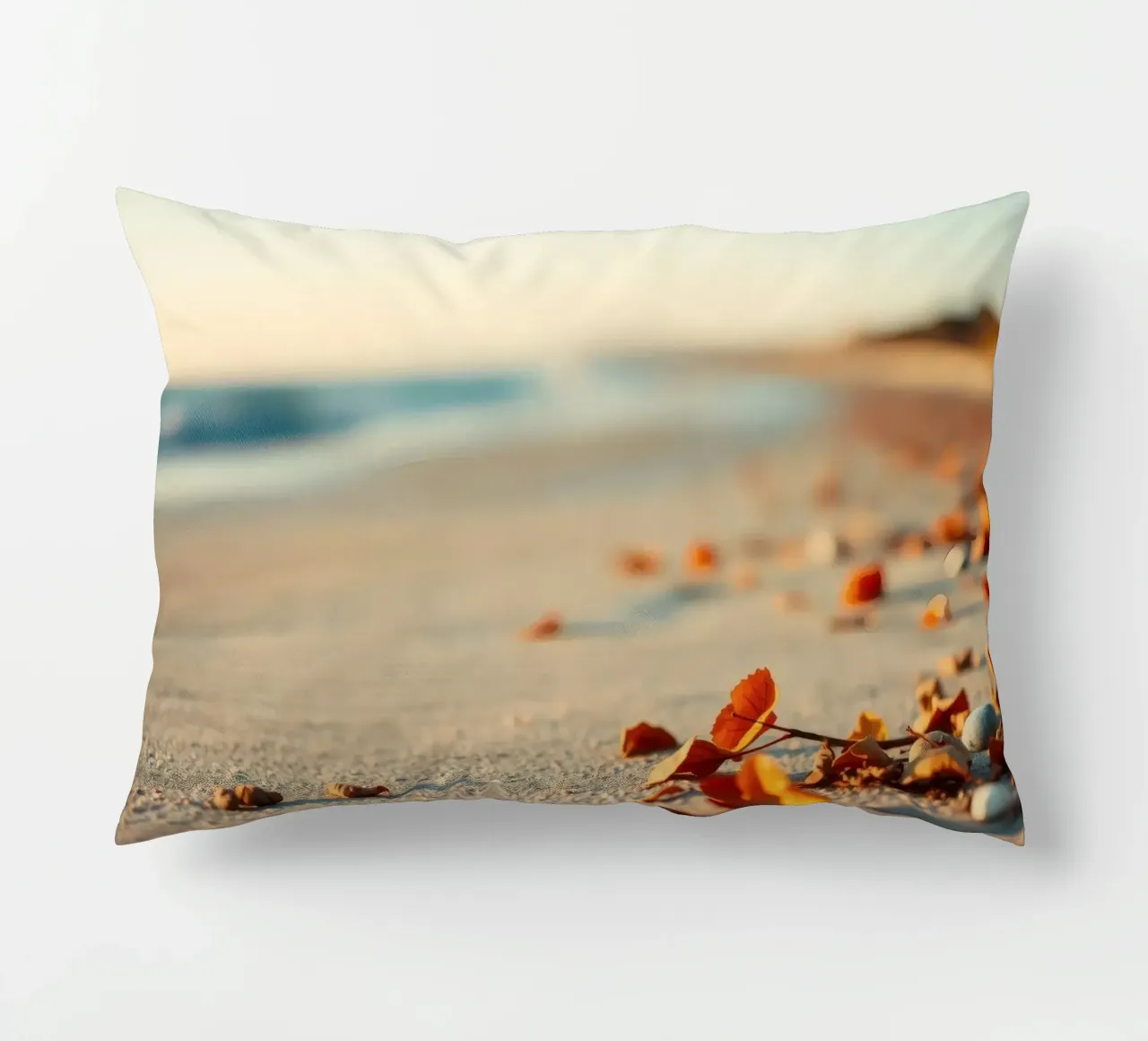 Foglie d'autunno sparse sulla spiaggia sabbiosa al tramonto cuscino da DesignDoodle