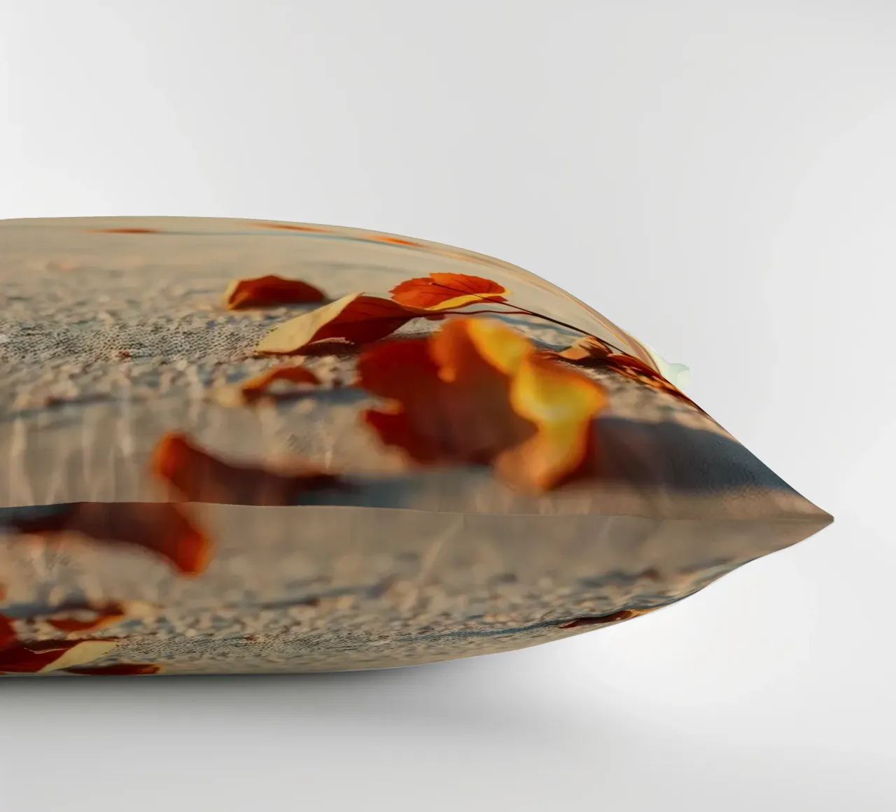 Foglie d'autunno sparse sulla spiaggia sabbiosa al tramonto cuscino da DesignDoodle