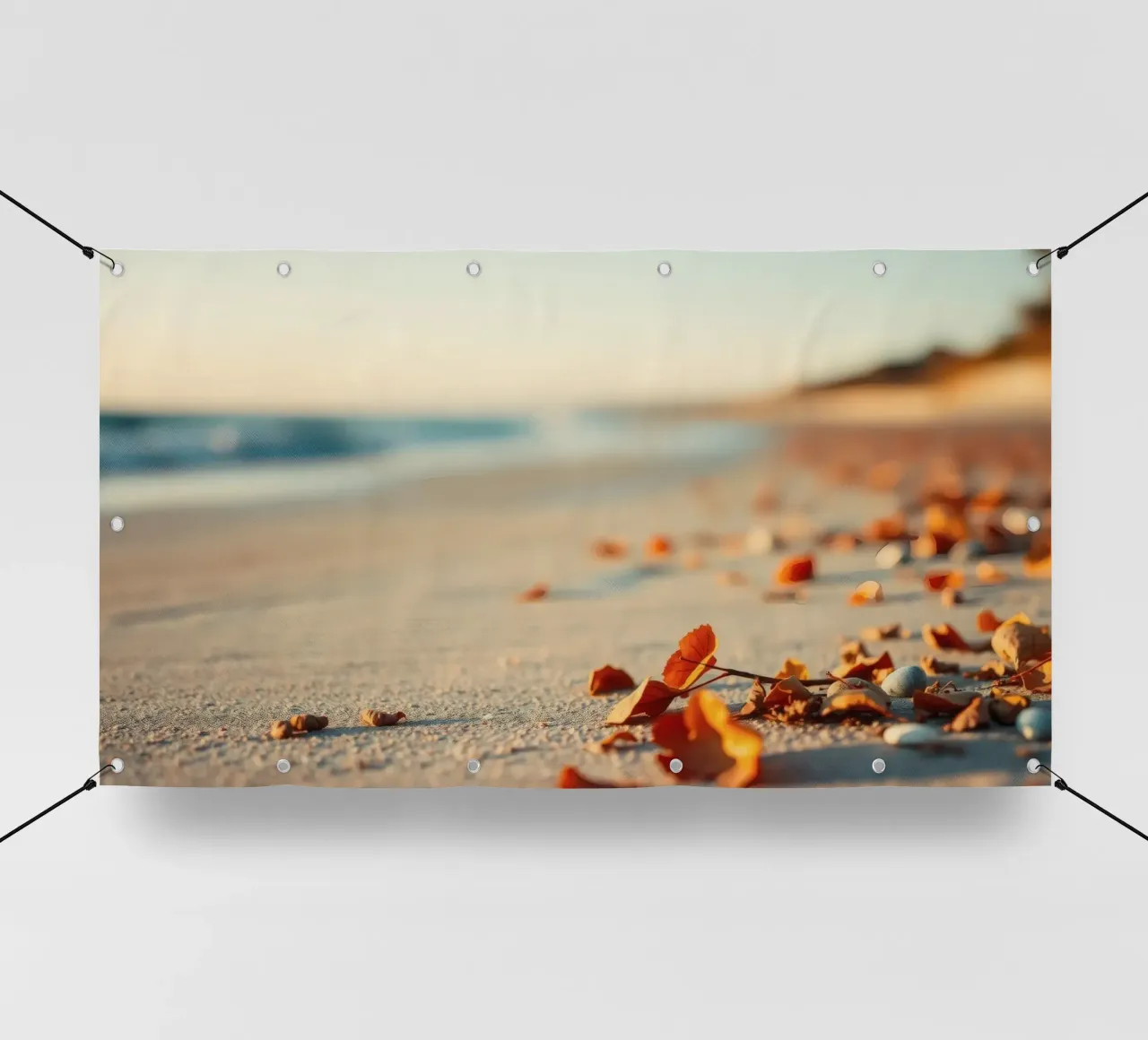Foglie d'autunno sparse sulla spiaggia sabbiosa al tramonto telo in pvc da DesignDoodle