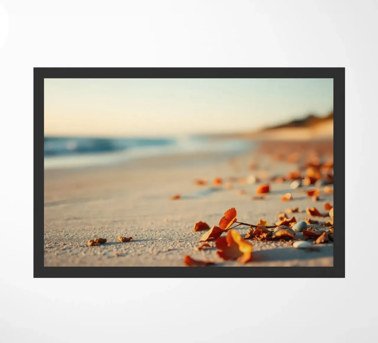 Foglie d'autunno sparse sulla spiaggia sabbiosa al tramonto zerbino da DesignDoodle