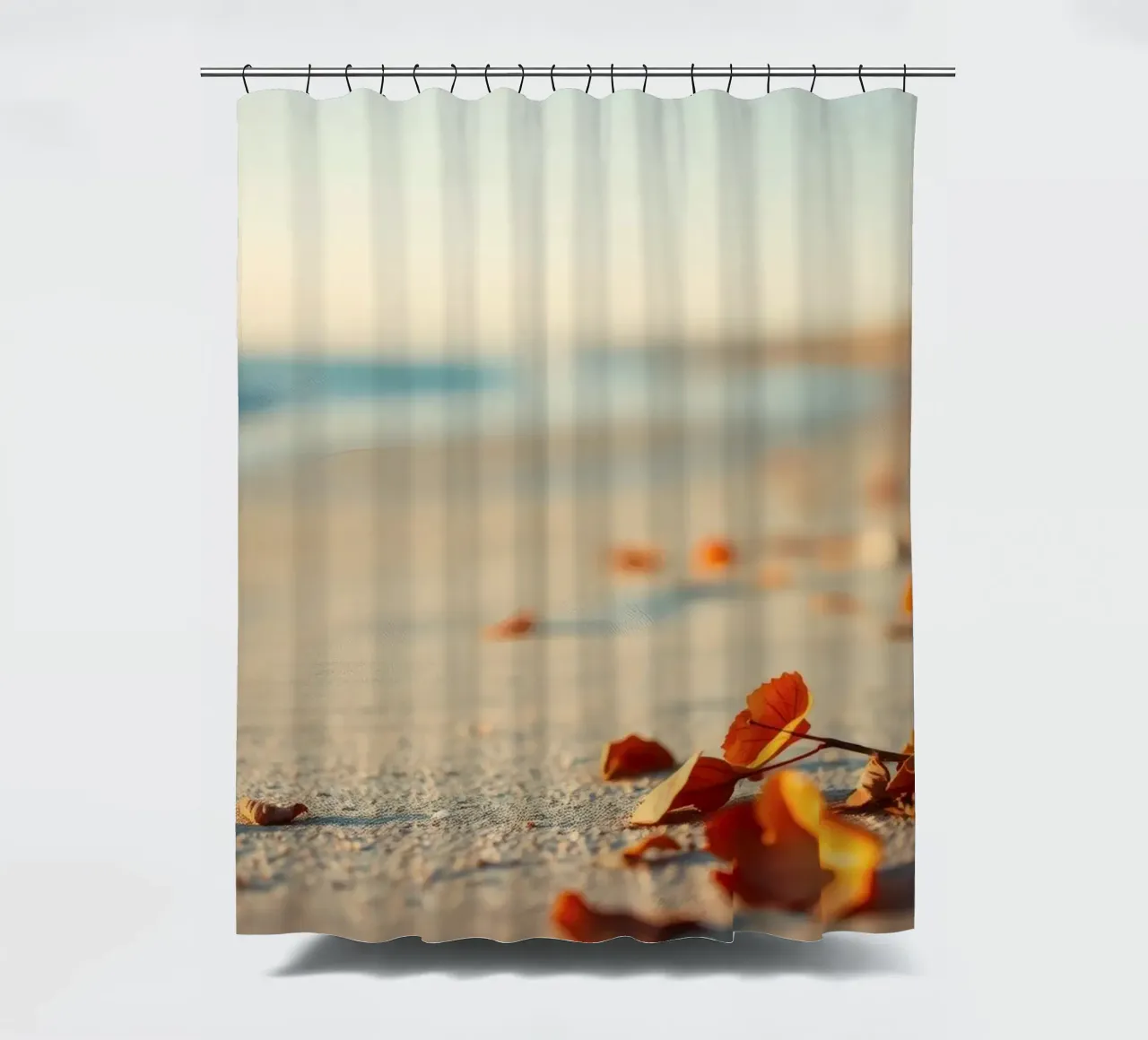 Foglie d'autunno sparse sulla spiaggia sabbiosa al tramonto tenda da doccia da DesignDoodle