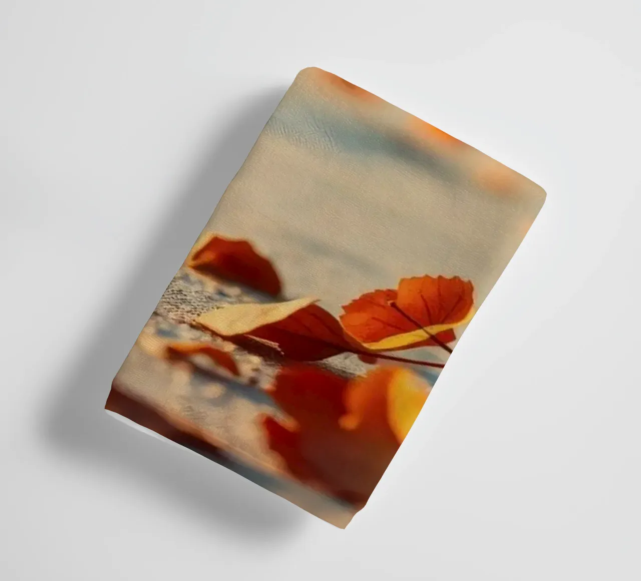 Foglie d'autunno sparse sulla spiaggia sabbiosa al tramonto asciugamano da bagno da DesignDoodle