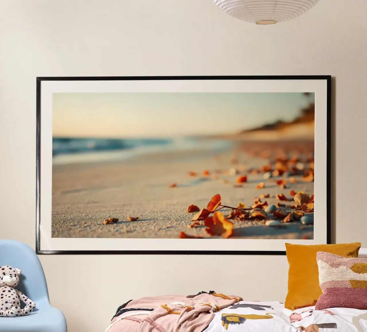 Foglie d'autunno sparse sulla spiaggia sabbiosa al tramonto carta hahnemühle da DesignDoodle