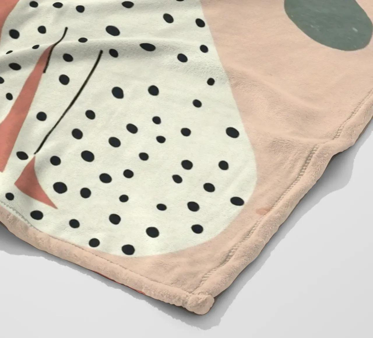 Ragazza stravagante di metà secolo con gatto bianco nero in rosa coperta in pile da Modern Muse