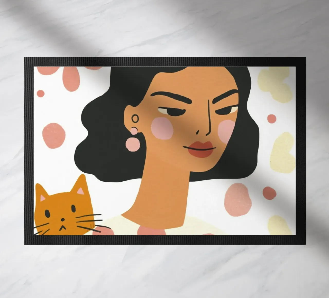 Ragazza stravagante di metà secolo con gatto arancione e fiore pastello zerbino da Modern Muse