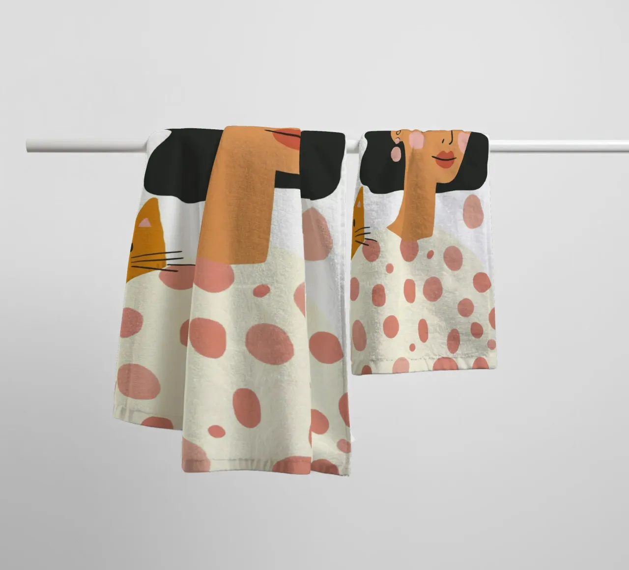 Ragazza stravagante di metà secolo con gatto arancione e fiore pastello asciugamano da bagno da Modern Muse