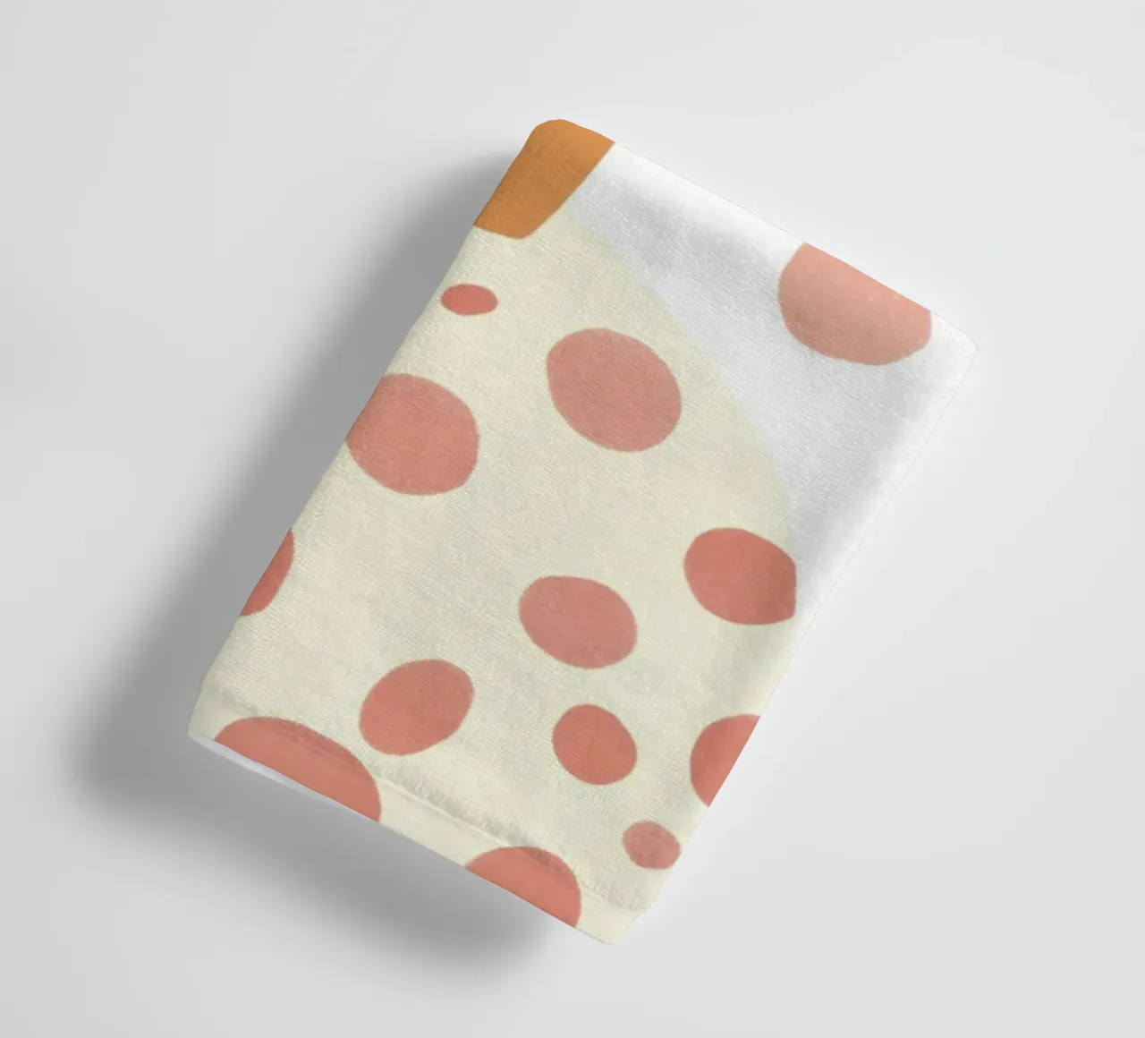 Ragazza stravagante di metà secolo con gatto arancione e fiore pastello asciugamano da bagno da Modern Muse