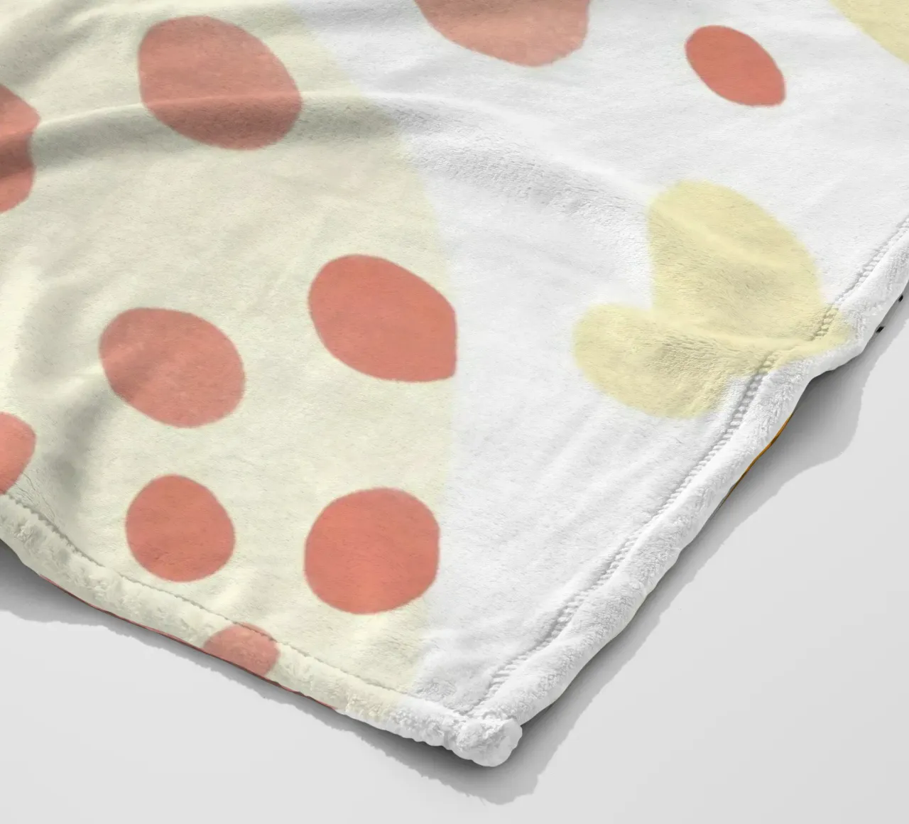 Ragazza stravagante di metà secolo con gatto arancione e fiore pastello coperta in pile da Modern Muse