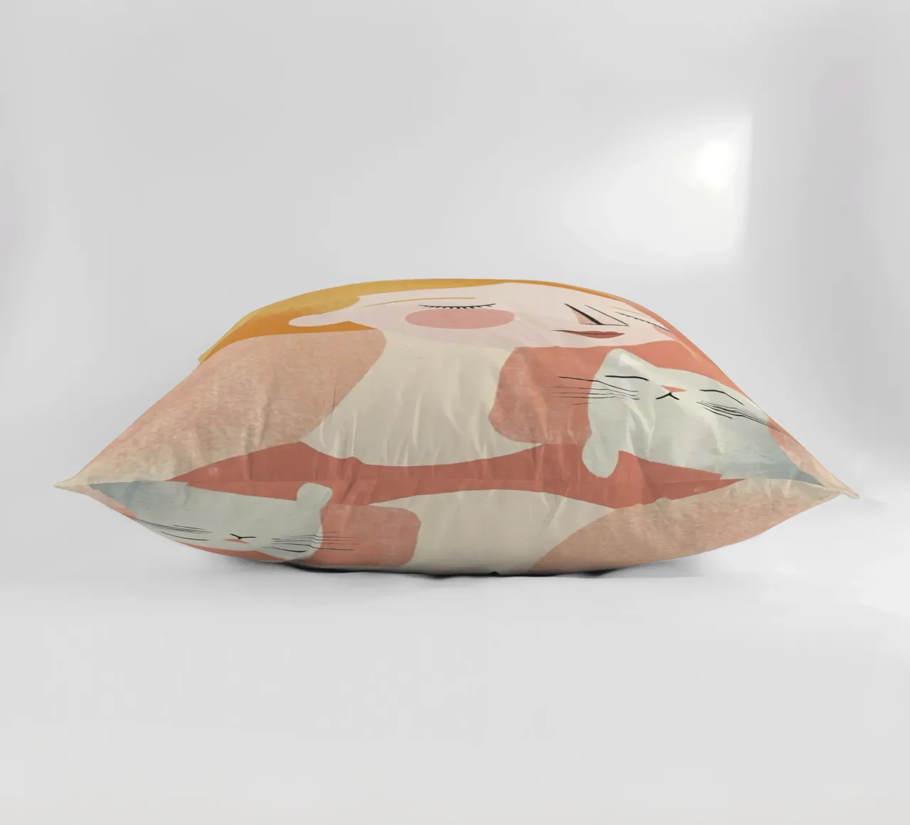 Stravagante ragazza bionda di metà secolo con gatto grigio in colori pastello cuscino da Modern Muse