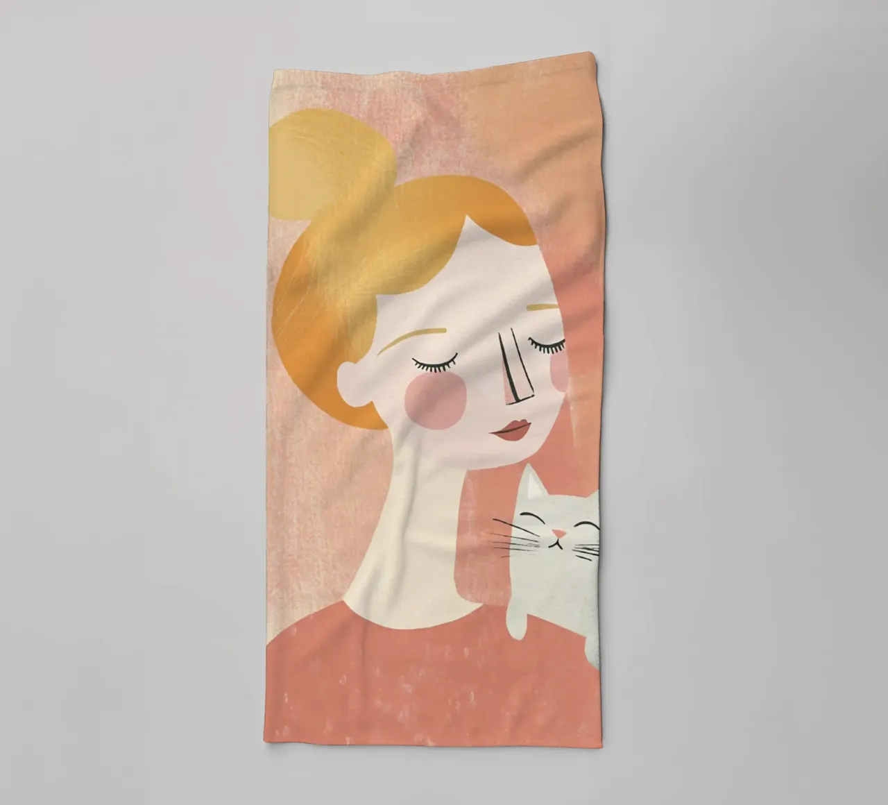 Stravagante ragazza bionda di metà secolo con gatto grigio in colori pastello asciugamano da bagno da Modern Muse