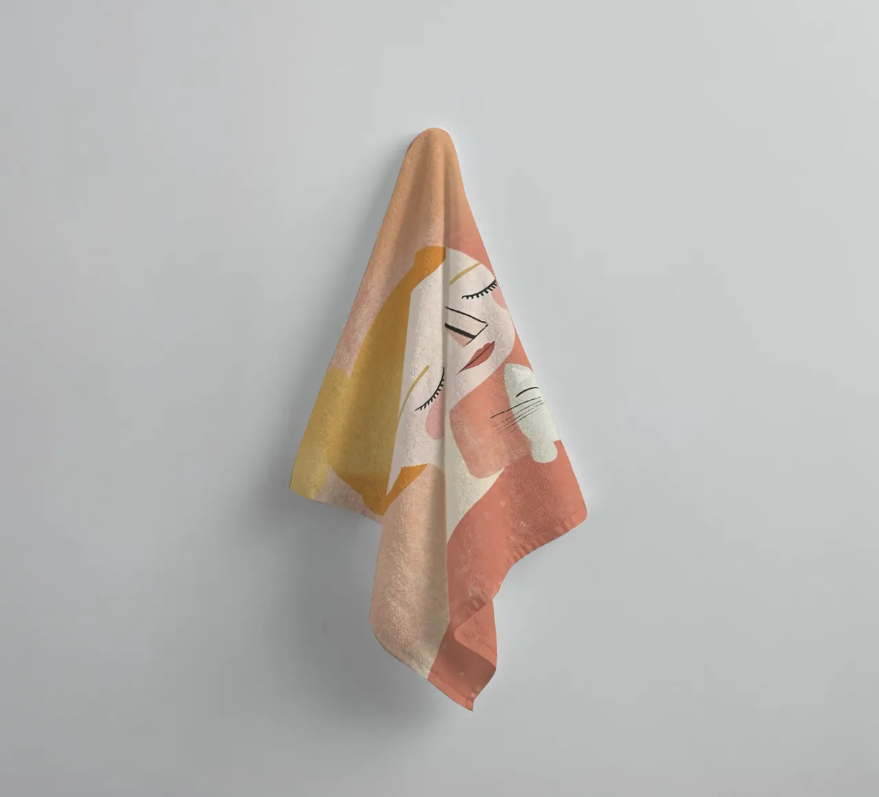Stravagante ragazza bionda di metà secolo con gatto grigio in colori pastello asciugamano da bagno da Modern Muse