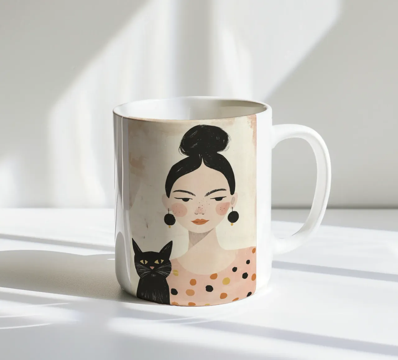 Stravagante ragazza dai capelli neri di metà secolo con gatto nero tazza in ceramica da Modern Muse