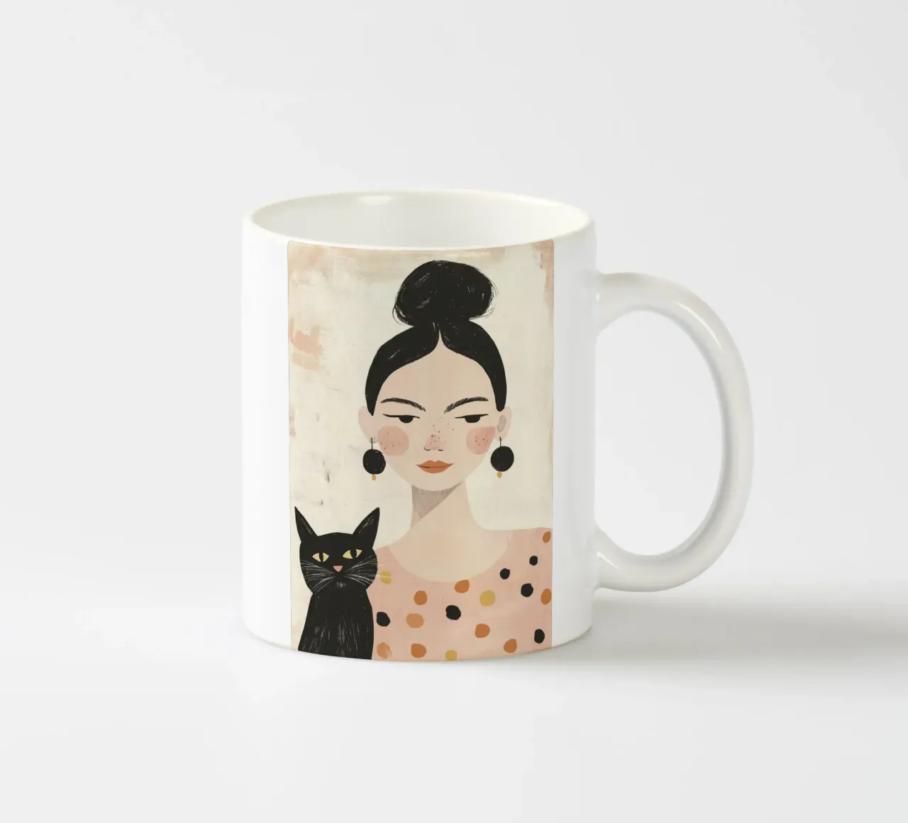 Stravagante ragazza dai capelli neri di metà secolo con gatto nero tazza in ceramica da Modern Muse