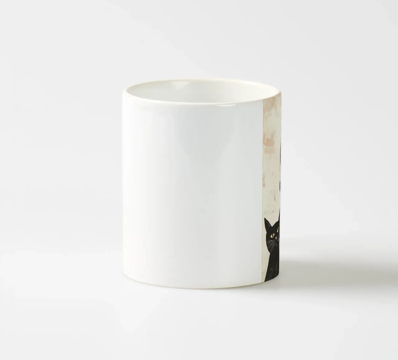 Stravagante ragazza dai capelli neri di metà secolo con gatto nero tazza in ceramica da Modern Muse