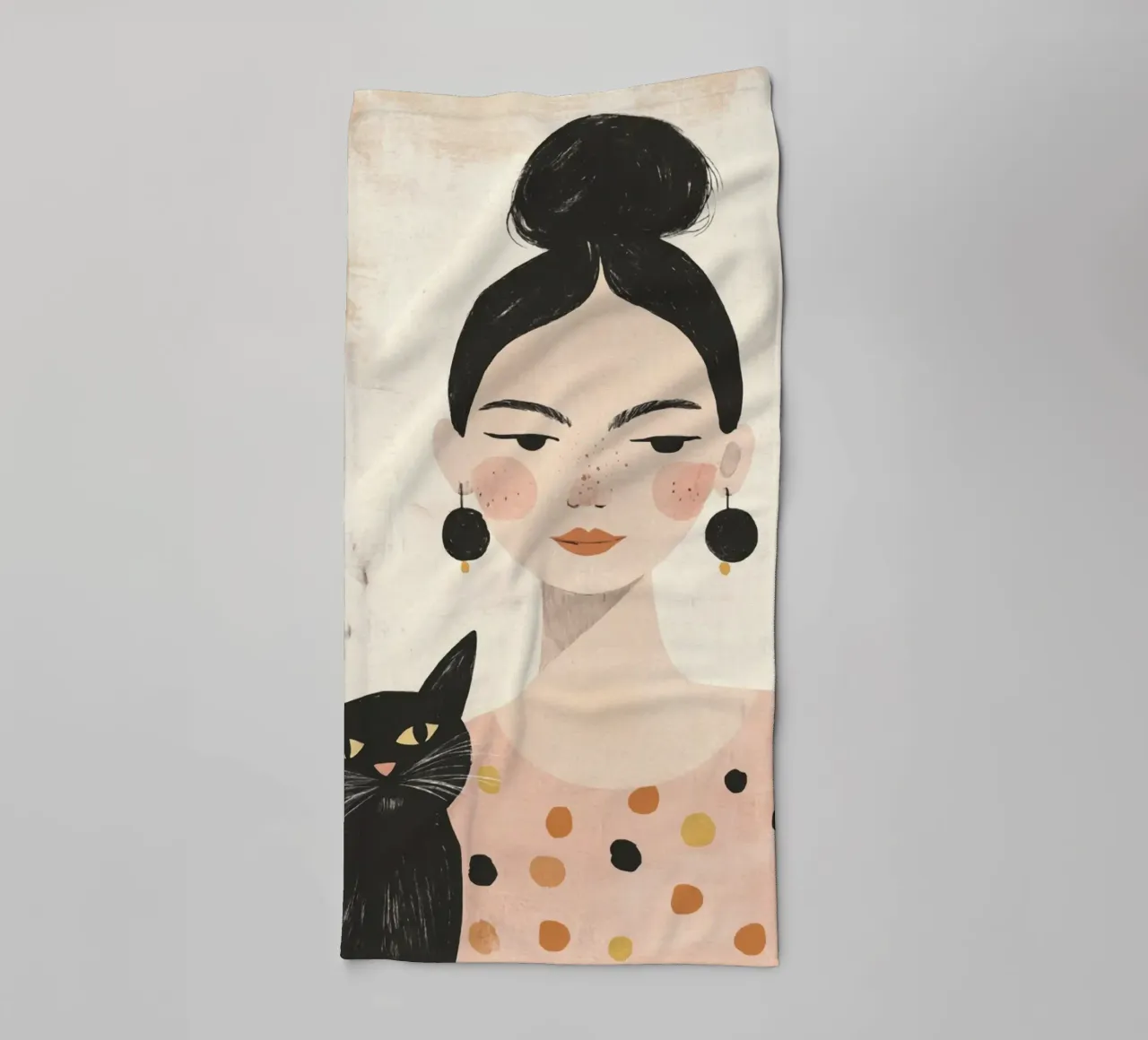 Stravagante ragazza dai capelli neri di metà secolo con gatto nero asciugamano da bagno da Modern Muse