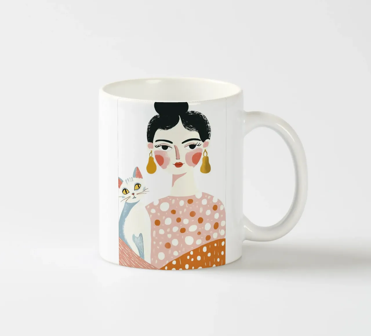 Stravagante ragazza di metà secolo dai capelli neri con gatto bianco tazza in ceramica da Modern Muse