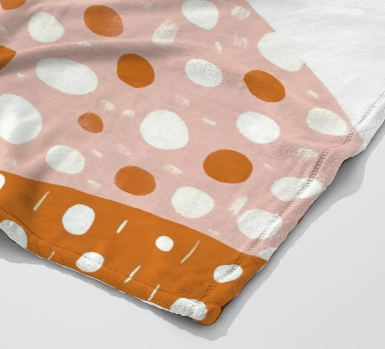 Stravagante ragazza di metà secolo dai capelli neri con gatto bianco coperta in pile da Modern Muse